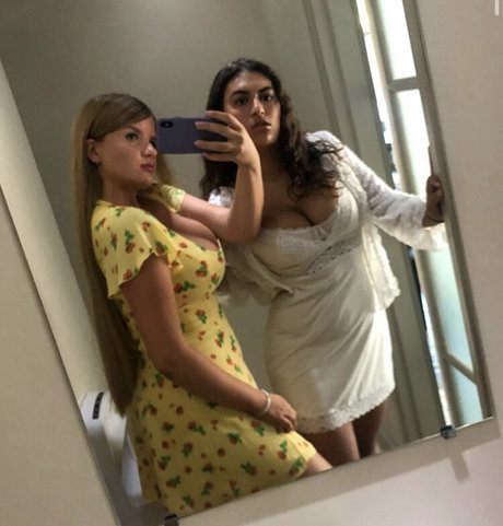 Elizabeth M photo 85