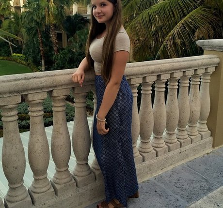 Elizabeth M photo 95