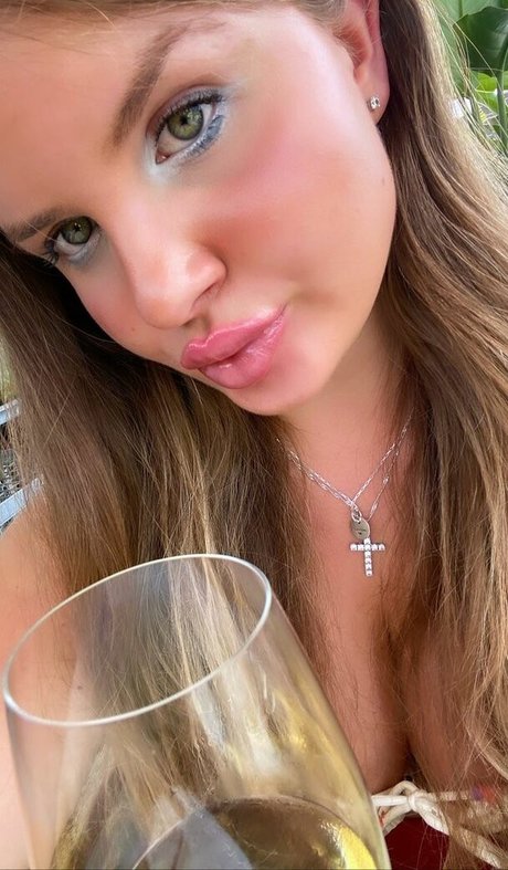 Elizabeth M photo 100