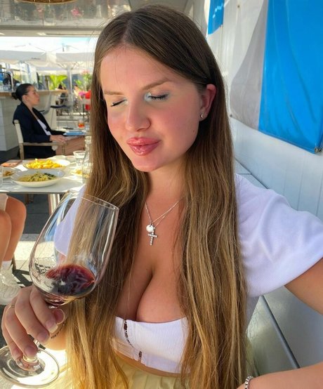 Elizabeth M photo 105