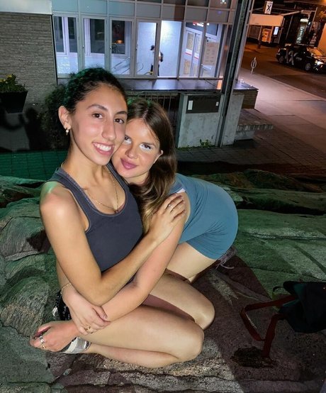 Elizabeth M photo 112