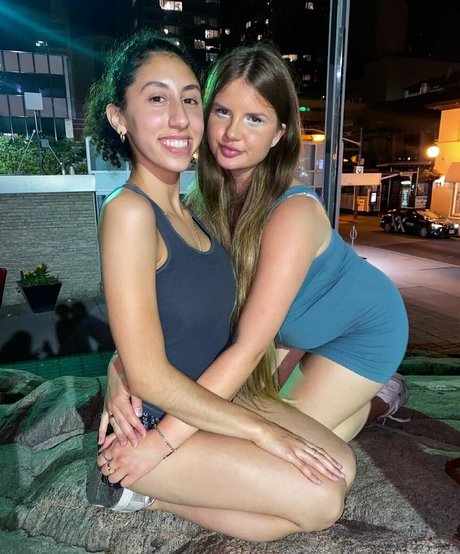 Elizabeth M photo 113