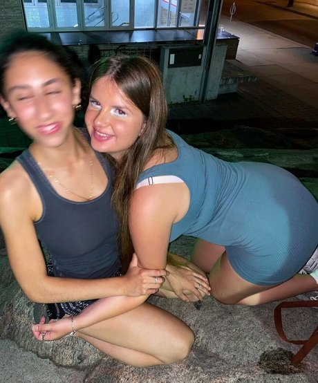 Elizabeth M photo 114