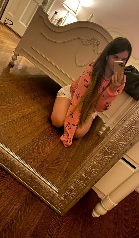 Elizabeth M photo 124