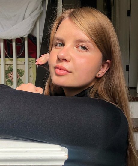 Elizabeth M photo 150