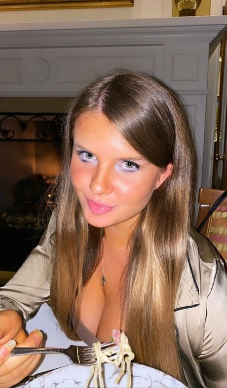 Elizabeth M photo 157