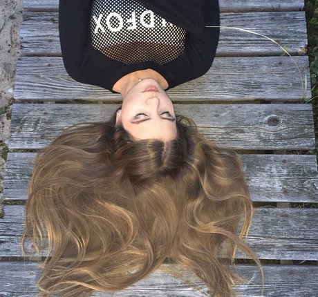 Elizabeth M photo 164