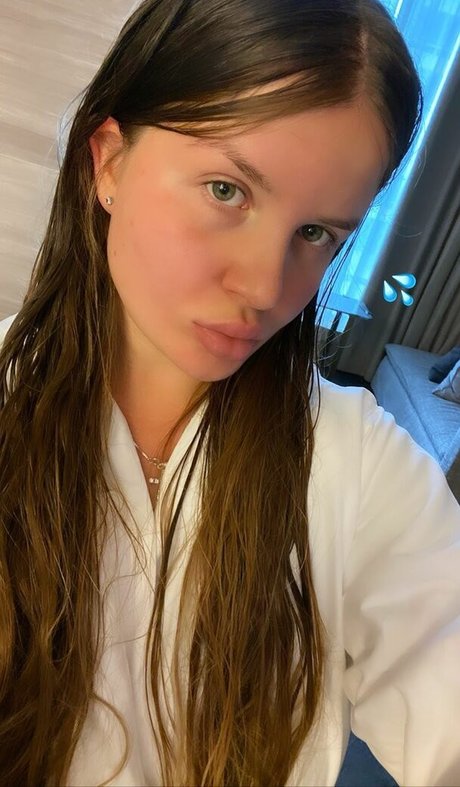 Elizabeth M photo 175