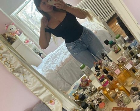 Elizabeth M photo 189