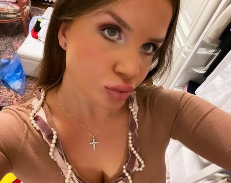 Elizabeth M photo 192