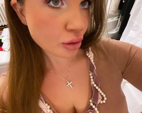 Elizabeth M photo 193