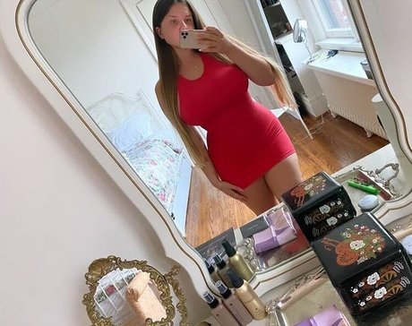 Elizabeth M photo 199