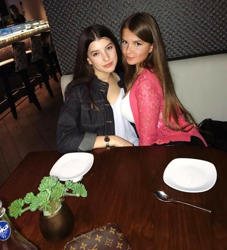 Elizabeth M photo 223