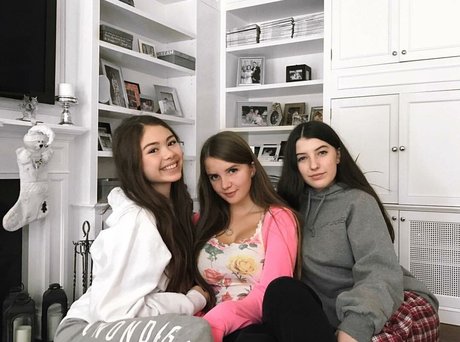 Elizabeth M photo 224