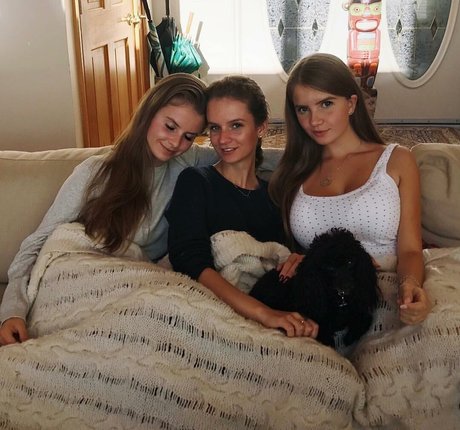 Elizabeth M photo 229