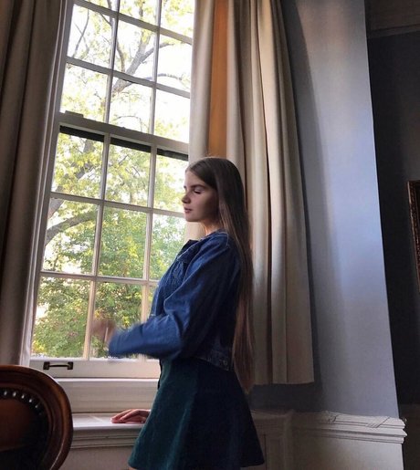 Elizabeth M photo 230