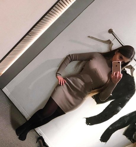 Elizabeth M photo 233