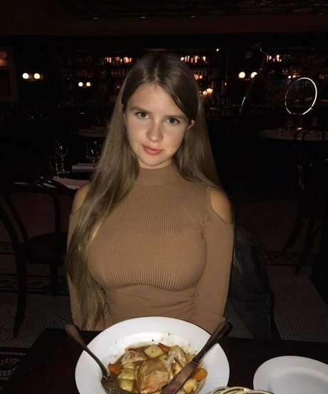 Elizabeth M photo 250