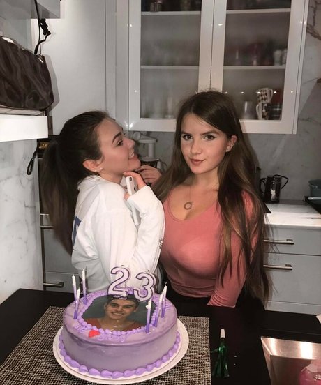 Elizabeth M photo 253