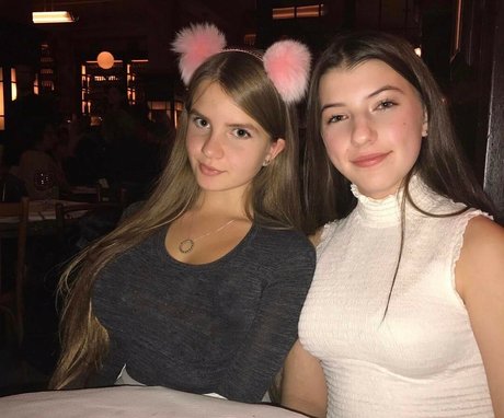 Elizabeth M photo 255