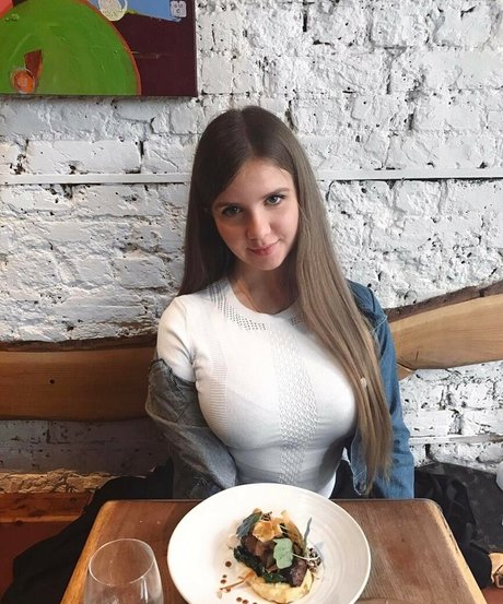 Elizabeth M photo 256