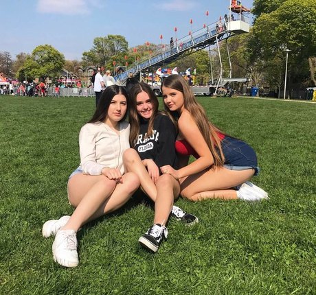 Elizabeth M photo 271