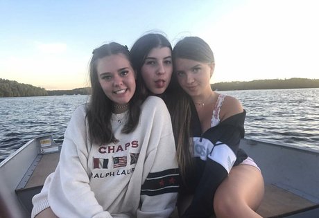 Elizabeth M photo 279