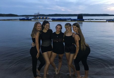 Elizabeth M photo 285