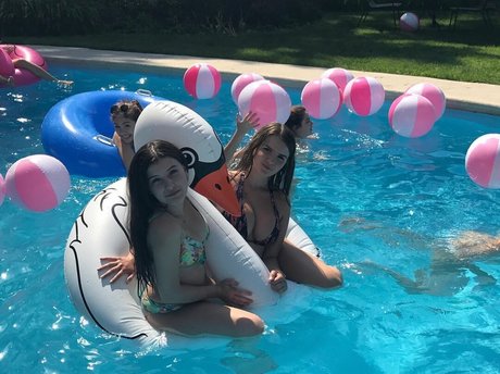 Elizabeth M photo 291