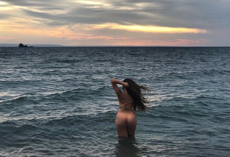 Elizabeth M photo 295