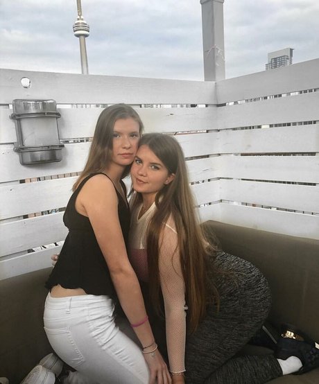 Elizabeth M photo 302