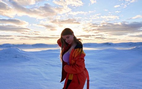 Elizabeth M photo 313