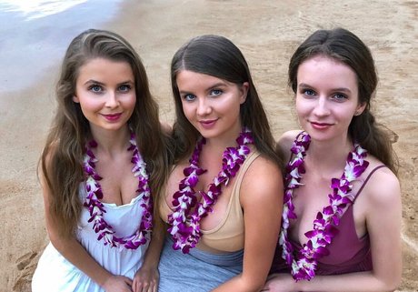 Elizabeth M photo 320