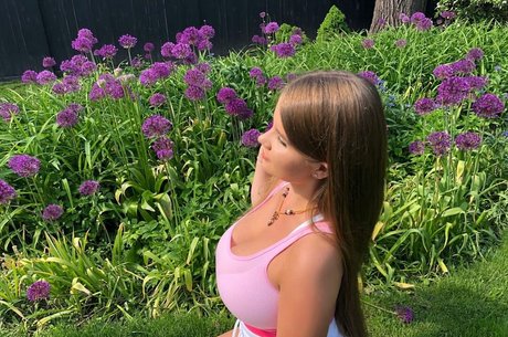 Elizabeth M photo 327