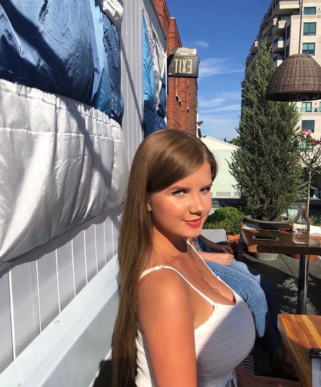 Elizabeth M photo 330