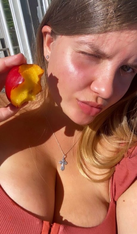 Elizabeth M photo 359