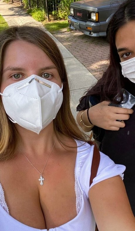 Elizabeth M photo 360