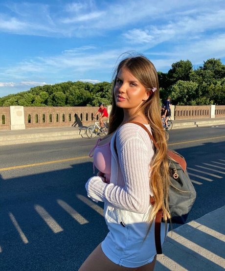 Elizabeth M photo 361