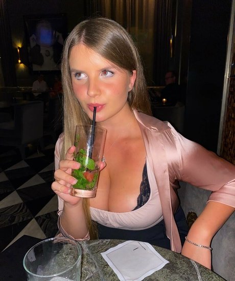 Elizabeth M photo 368