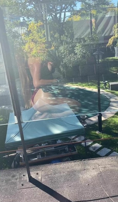 Elizabeth M photo 373