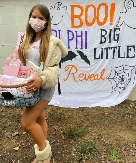 Elizabeth M photo 376