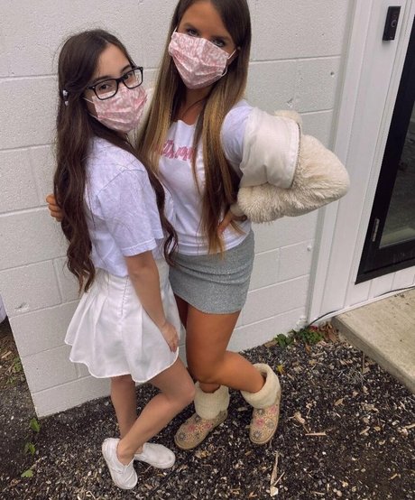 Elizabeth M photo 378