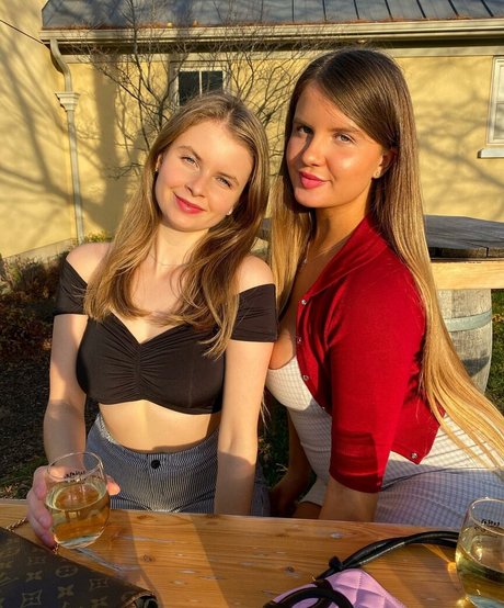 Elizabeth M photo 380