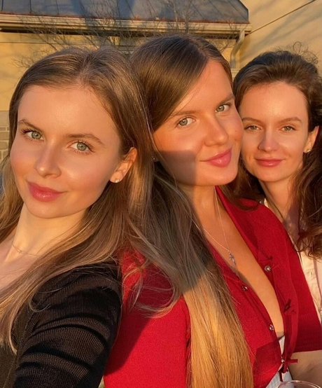 Elizabeth M photo 381