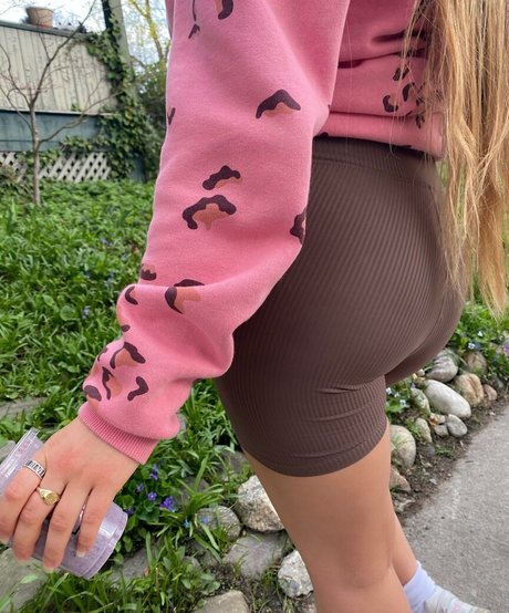 Elizabeth M photo 397