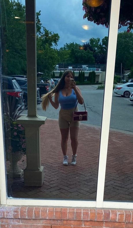 Elizabeth M photo 409