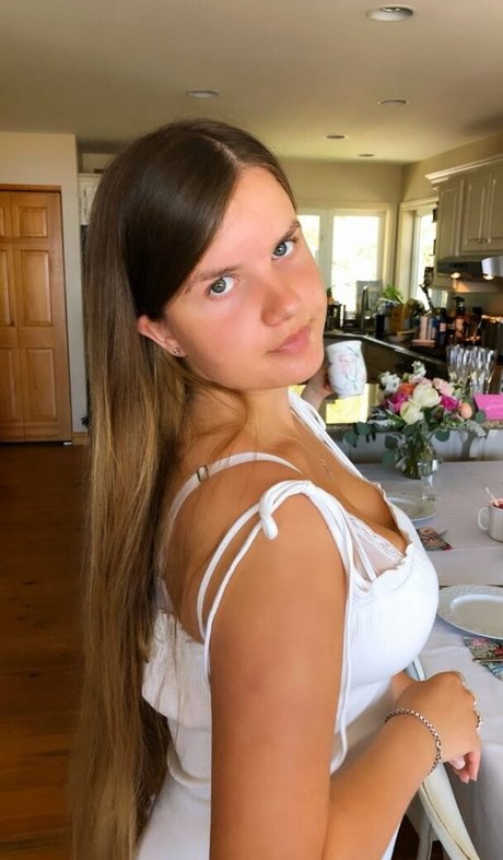 Elizabeth M photo 425