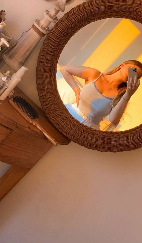 Elizabeth M photo 439