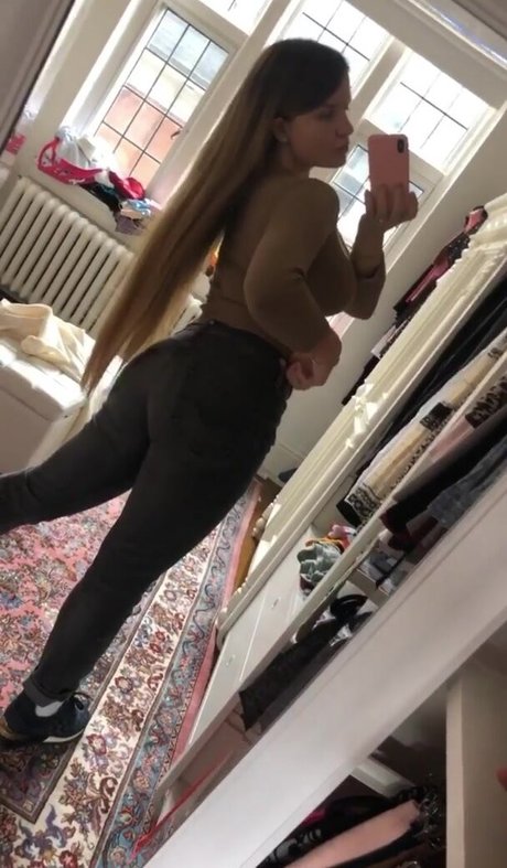 Elizabeth M photo 447