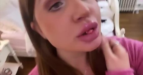 Elizabeth M photo 449